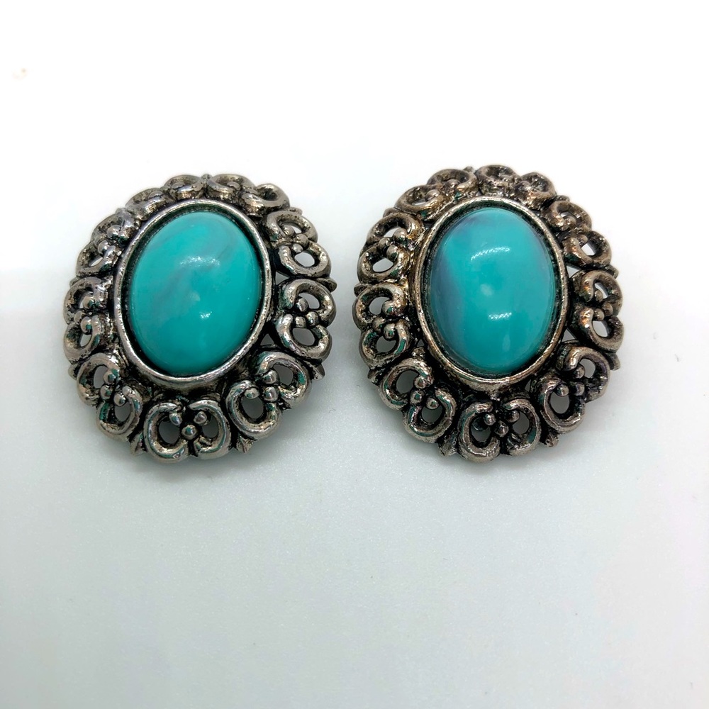 Gorgeous vintage turquoise clip-on earrings.